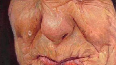 رجل ابكي والدته بيضحك زوجته