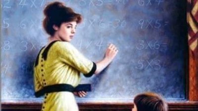 اليوم لفت انتباهي تلميذ يفتح علبة شيكولاته