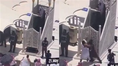 قبض رجال الشرطة علي رجل في   الحرم