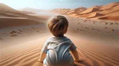 طفل وحيد في الصحراء