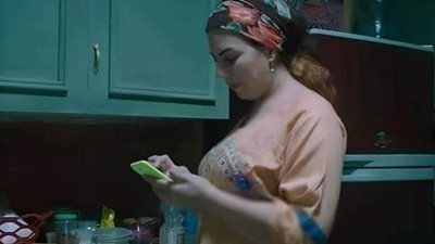 اخذ الزوج هاتف زوجته المشابه لهاتف بدون قصد