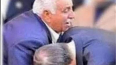 قاضي يقبل يد المتهم