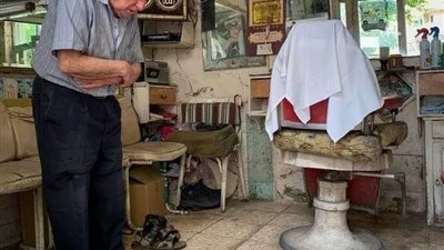 ذهب رجل كبير السن مع ابنه الصغير لطلب الرزق