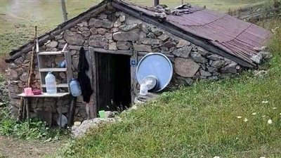 كان يعيش قي الحقول بسبب فقره الشديد