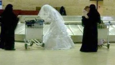 عجوز مسافر لزوجها الذي عقد قرانه