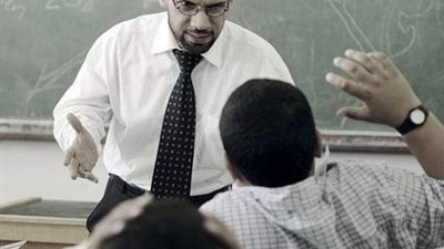 ضړب المعلم تلميذا لسوء سلوكه