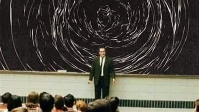 قرر دكتور جامعي ان يتحدر طلابه وسالهم