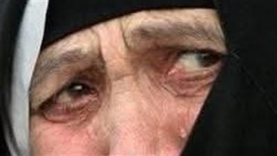 لقيت ست كبيرةلابسة اسود وشكلها غريب