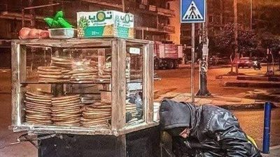 خرج شابا من منزله لبيع الخبز