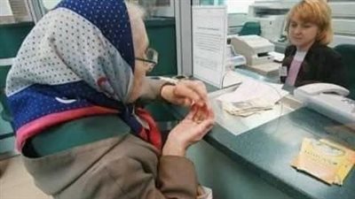 توجهت سيدة عجوز الي شباك البنك