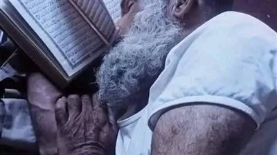 شيخ بيحكي وبيقول كنت قاعد المسجد لاقيت راجل في عمر الخمسين