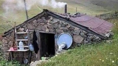 كان يعيش في كوخ في الحقول بسبب فقره الشديد اعتزال الناس
