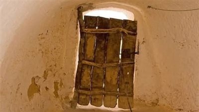 أبا جهل يتسلل الي بيت رسول الله ليستمع الي القران