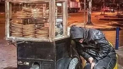 خرج شابا من منزله يدفع عرفته المحملة بالخبز للكاتب.سمير الشريف القناوص 