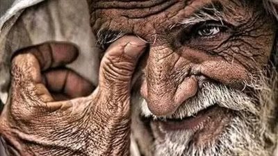لقد تقدم والد في السن وأصبح يعتمد علي الحائط أثناء المشي