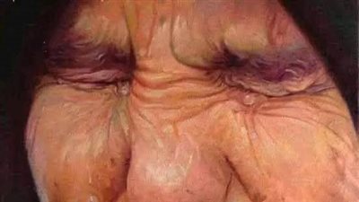 رجل ابكي والدته ليضحك زوجته