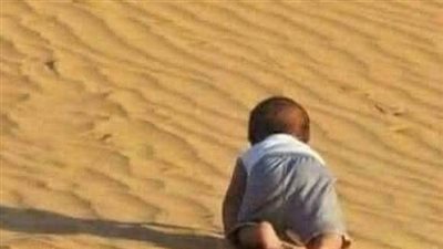 طفل وحيد في الصحراء 