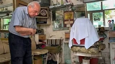 خرج رجل كبير في السن مع ابنه الصغير