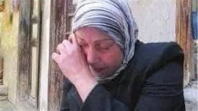 نزلن تحت السرير قبل ما جوزي يجي من الشغل 
