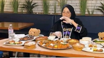 يقول صاحب المطعم كل يومين منذ شهر تآتي جارتنا