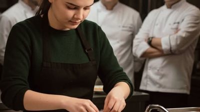 سخروا من الفتاة العاملة في غسيل الصحون