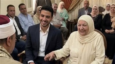 شاب تزوج من امراة اكبر من امه