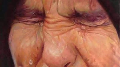 رجل ابكي والدته