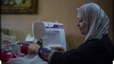 المرأة وجنيات مكنة الخياطة